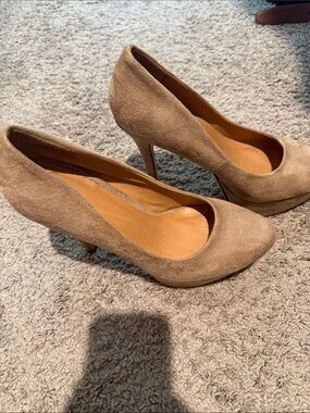 Women's Suede Round-Toe Pumps in Taupe